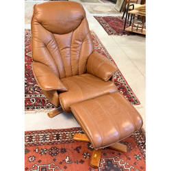 Fautteuil en cuir avec son repose-pied, 