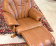Fautteuil en cuir avec son repose-pied, 