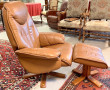 Fautteuil en cuir avec son repose-pied, 
