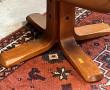 Fautteuil en cuir avec son repose-pied, 