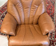 Fautteuil en cuir avec son repose-pied, 