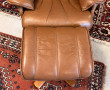 Fautteuil en cuir avec son repose-pied, 