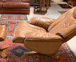 Fautteuil en cuir avec son repose-pied, 