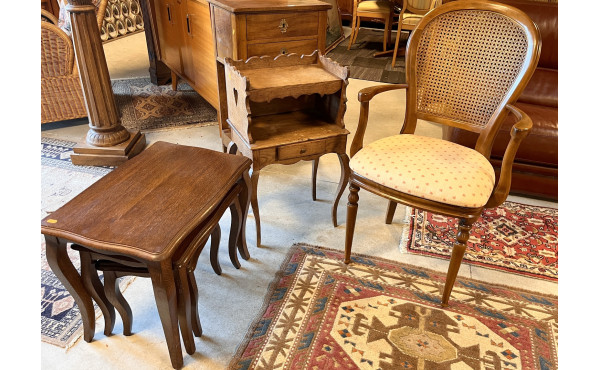 Lot comprenant 3 petites tables gigognes