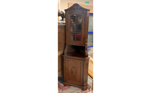 Vitrine en encoignure ouvrant à une port