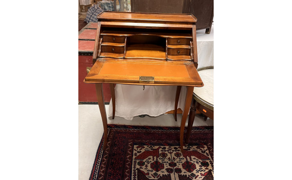 Petit bureau de pente ouvrant à un abatt
