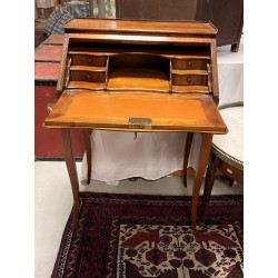 Petit bureau de pente ouvrant à un abatt