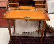 Petit bureau de pente ouvrant à un abatt