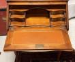 Petit bureau de pente ouvrant à un abatt