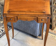 Petit bureau de pente ouvrant à un abatt