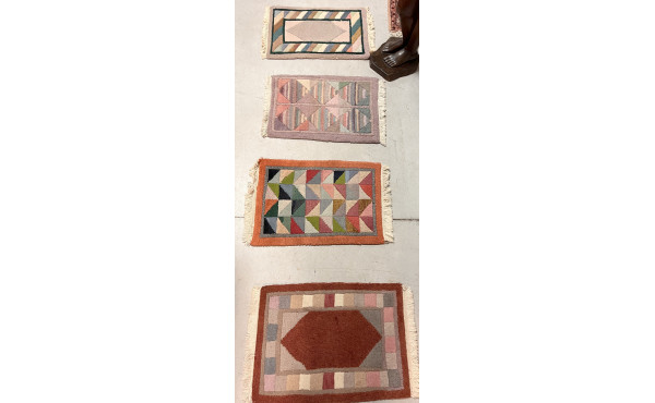 Lot de 4 petits tapis en laine à décor g