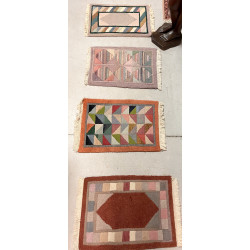 Lot de 4 petits tapis en laine à décor g