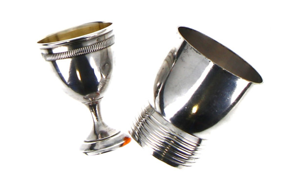 Coquetier en argent, poinçon minerve, dé