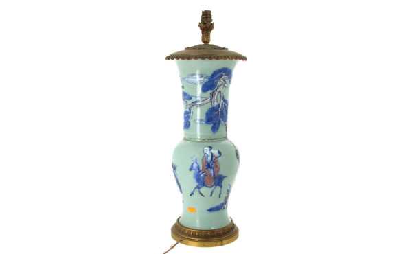 CHINE XVIIIème - Vase balustre "Yenyen" 