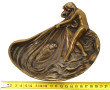 Coupelle en bronze à décor d'une baigneu