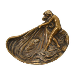 Coupelle en bronze à décor d'une baigneu