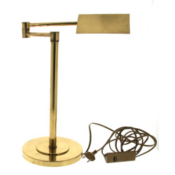 Lampe de bureau en laiton, articulée, base circulaire. H 40,5 cm (piqures)