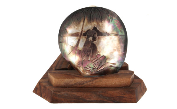 Veilleuse en nacre sculptée, base bois, 