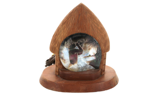 Veilleuse en nacre sculptée, base bois, 