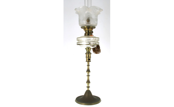Lampe à pétrole ancienne à piètement lai