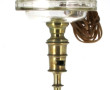Lampe à pétrole ancienne à piètement lai