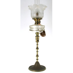 Lampe à pétrole ancienne à piètement lai