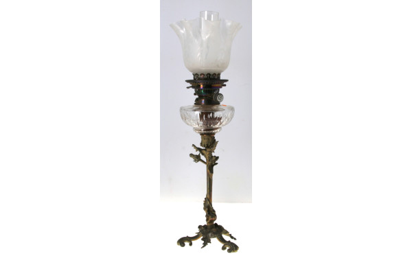 Lampe à pétrole ancienne à piètement en 