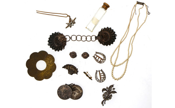 Lot de petits bibelots et bijoux anciens