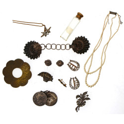 Lot de petits bibelots et bijoux anciens