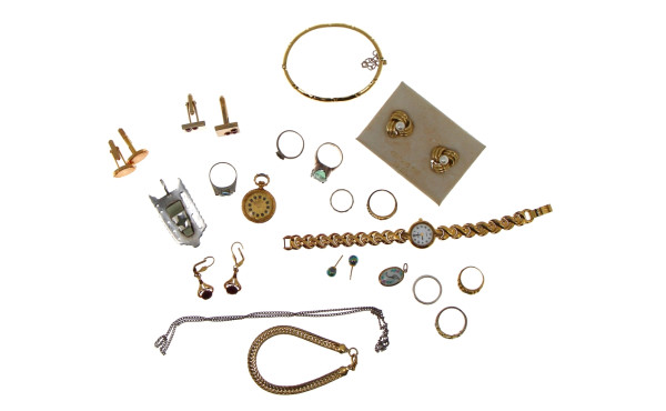Petit lot de bijoux fantaisie dont bijou