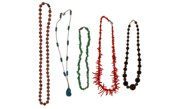 5 colliers fantaisie dont pierres, et un