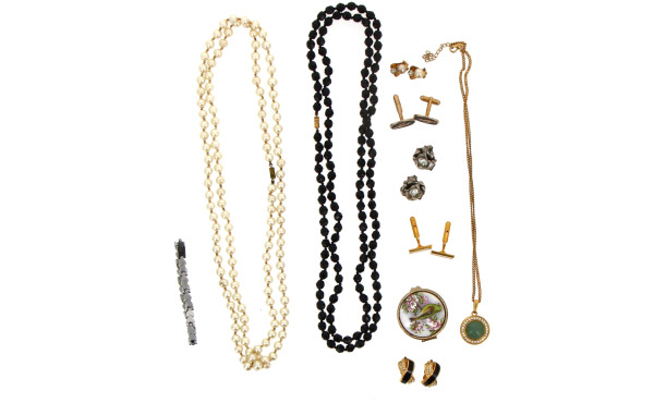 Lot de bijoux fantaisie dont 2 sautoirs,