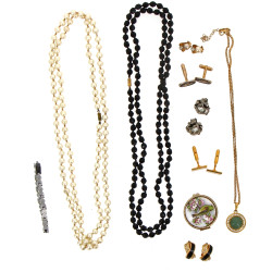 Lot de bijoux fantaisie dont 2 sautoirs,