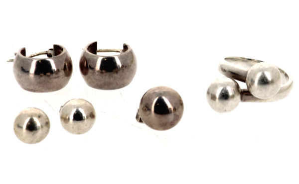 Lot de bijoux argent : une bague, 2 pair