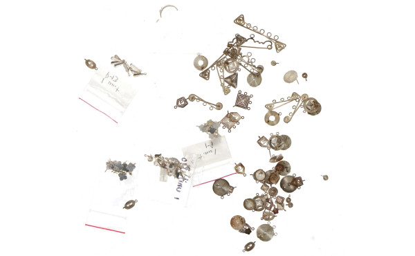 Petit stock de bijoux et éléments de bij
