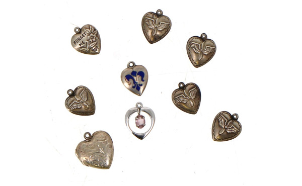 9 pendentifs en argent en forme de cœurs