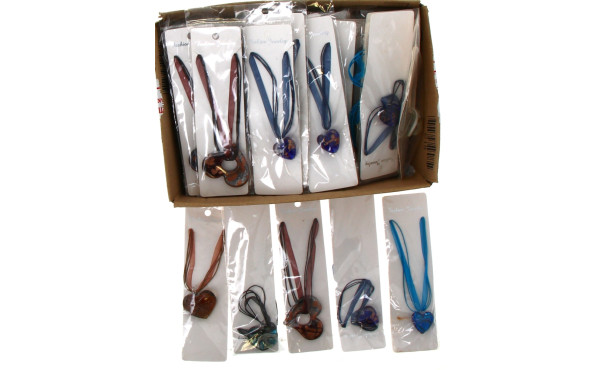Environ 40 pendentifs en verre dans le g
