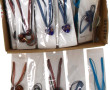 Environ 40 pendentifs en verre dans le g