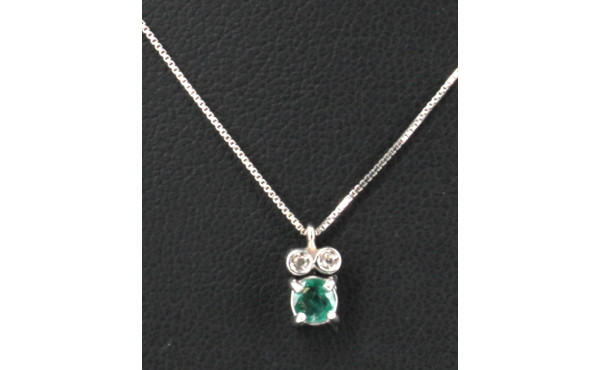Pendentif en or gris 750ème et émeraude,