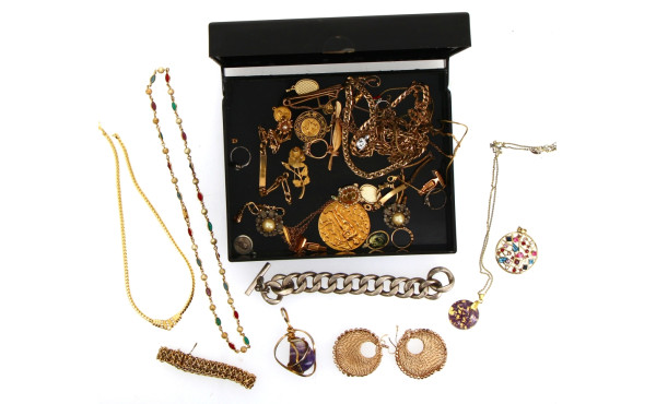 Lot de bijoux fantaisie divers dont bijo