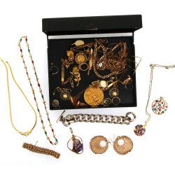 Lot de bijoux fantaisie divers dont bijo