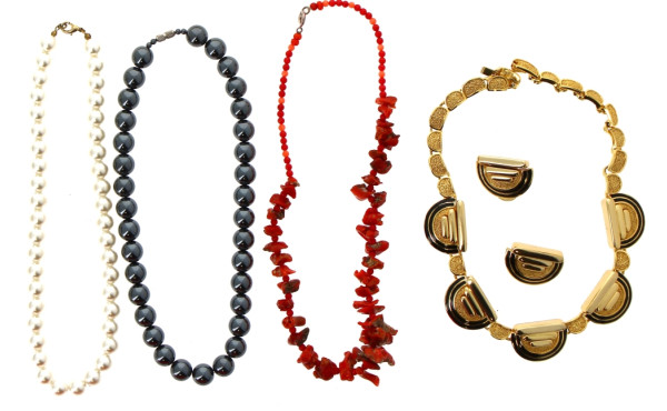 Lot de colliers fantaisie dont une parur