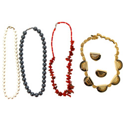 Lot de colliers fantaisie dont une parur