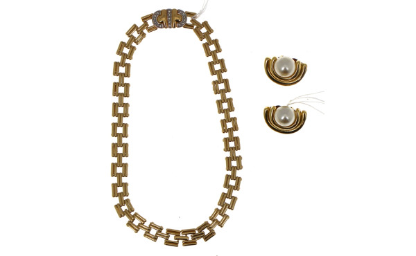 Collier fantaisie en métal doré et stras