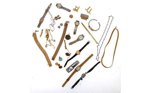 Lot de bijoux fantaisie dont plusieurs m