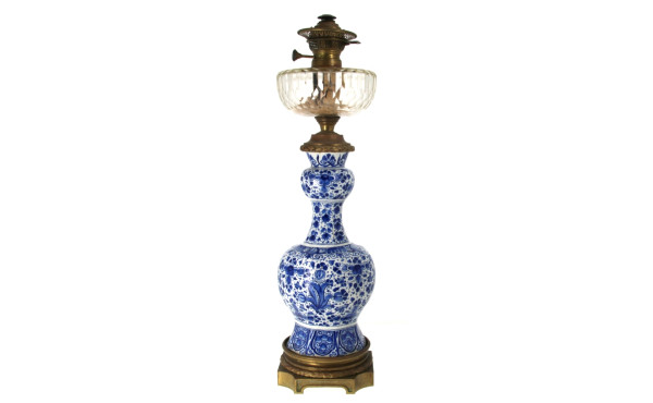 DELFT - Importante lampe à pétrole à cor