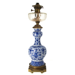 DELFT - Importante lampe à pétrole à cor
