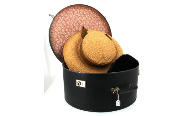 Boîte à chapeaux avec ses clés contenant
