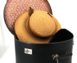 Boîte à chapeaux avec ses clés contenant