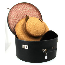 Boîte à chapeaux avec ses clés contenant